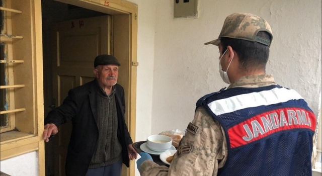 Torul'da Yaşlılara her gün sıcak iftar yemeği ulaştırılıyor