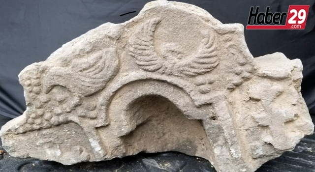 Gümüşhane'nin Torul ilçesinde yıkılan bir binada bulduğu tarihi eserleri müzeye teslim etti