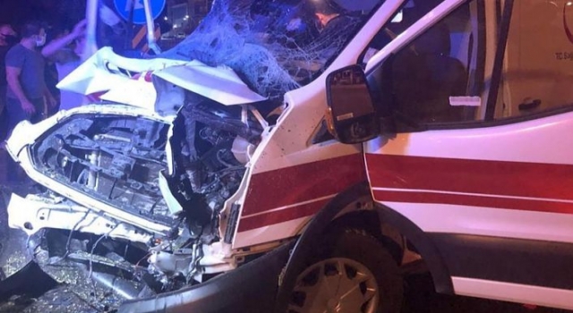 Kelkit’te ambulans kaza yaptı: 2 yaralı