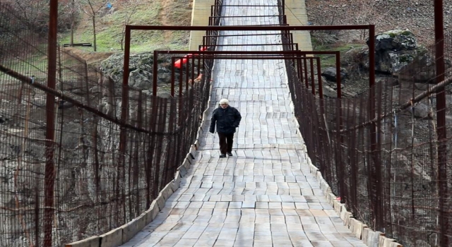 165 metre uzunluğundaki asma köprü yöre halkının ulaşımını sağlıyor