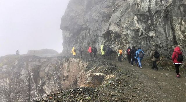 Gümüşhaneli dağcılar dünyanın en tehlikeli yolunda yürüdü