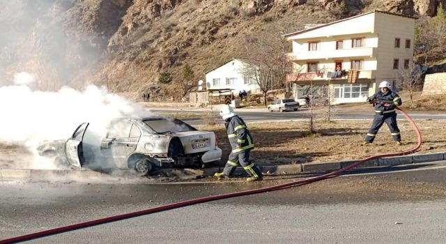 Gümüşhane’de kaza yapan otomobil cayır cayır yandı