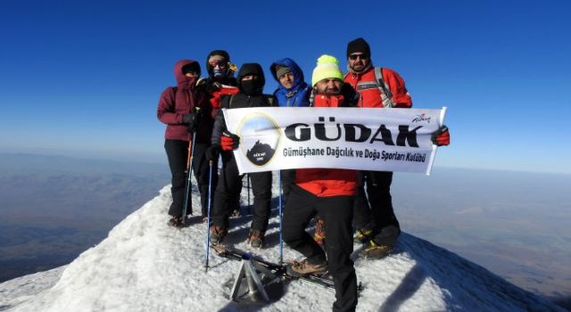 Gümüşhaneli dağcılar 10.kez Türkiye’nin çatısına çıktı