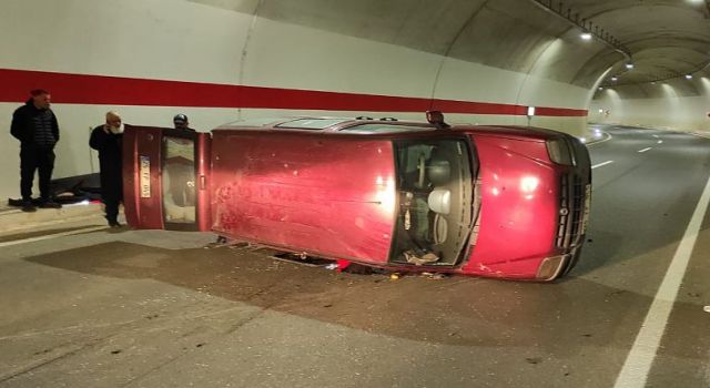 Hafif ticari araç tünel içinde yan yattı: 2 yaralı