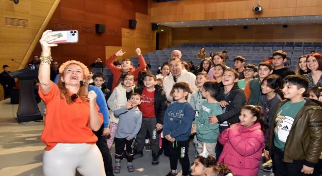 Ünlü yazar ve tiyatrocular depremzede çocukların yüzünü güldürdüler