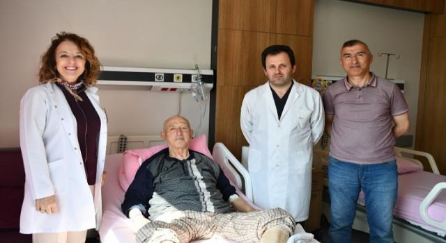 81 yaşındaki Hürrem dedenin kalp kapağı ameliyatsız değiştirildi