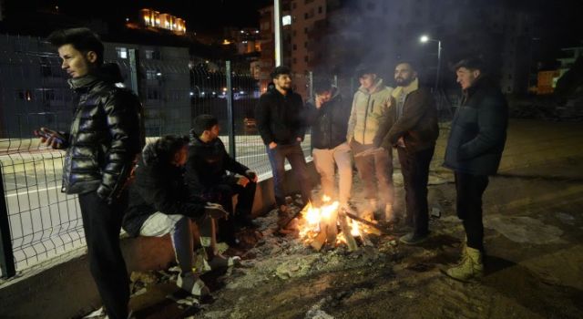 6 Şubat depremlerini yaşayan öğrenciler geceyi ateş başında geçirdi