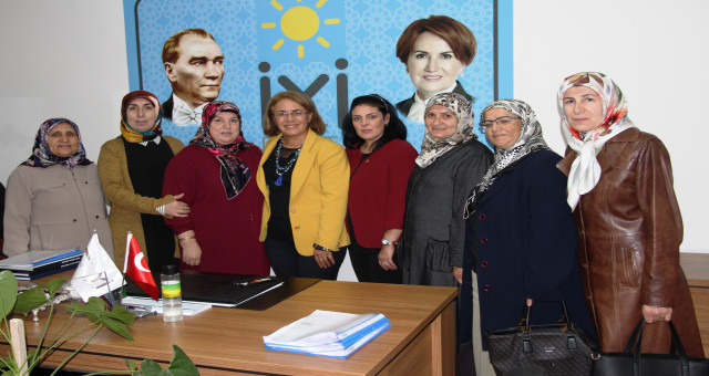 CHP Kadın Kolları Genel Başkanından İYİ Partiyi Ziyaret Etti