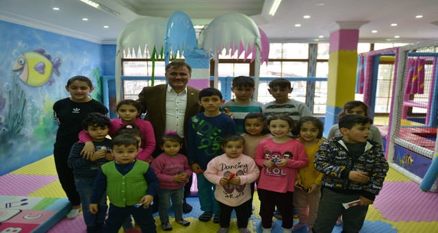Başkan Çimen'den Çocuklara Jest