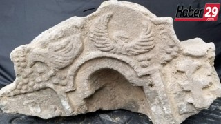 Gümüşhane'nin Torul ilçesinde yıkılan bir binada bulduğu tarihi eserleri müzeye teslim etti