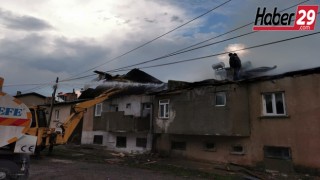 Salyazı köyünde 4 dairenin çatısı küle döndü