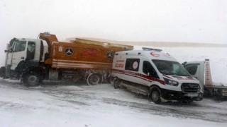 Karlı yolda kayan araçlar ambulansa çarptı