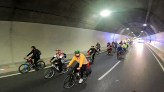 Gümüşhane’de 29 bisikletçi Cumhuriyetin 100. yılında Zigana Tüneli’ni bisikletle geçti