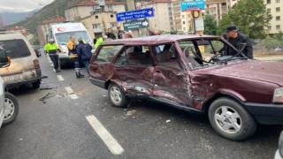 Gümüşhane’de 3 aracın karıştığı kazada 3 kişi yaralandı