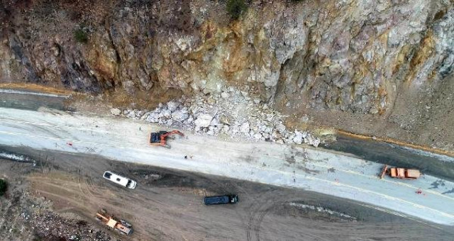 Zigana Geçidi'ne Düşen Kaya Parçaları Kazaya Yol Açtı; Sürücüler Önlem İstedi