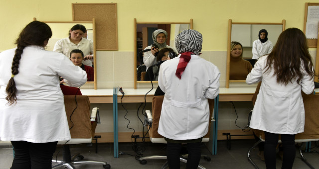 24 Kasım Öğretmenler Günü öncesi öğretmenlerinin saç bakımını yaptılar