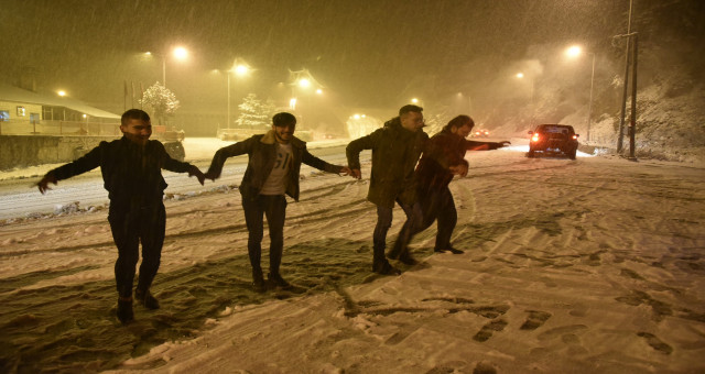 Zigana'da kar yağdı, vatandaşlar kar topu ve horon oynadı